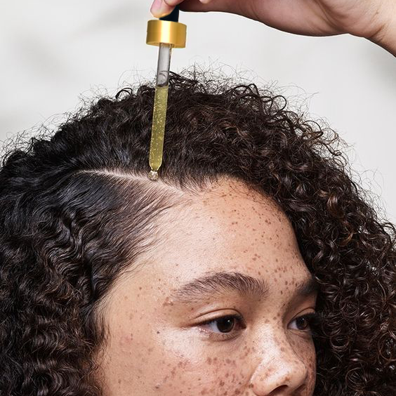 files/splendid-botanicals_liquid_gold_hair_serum_half-face-model.png